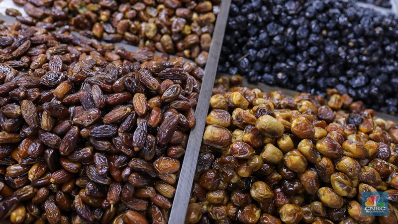 Pembeli memilih buah kurma yang dijual pada salah satu toko di kawasan Pasar Tanah Abang, Jakarta, Rabu (13/3/2024). Pembeli memilih buah kurma yang dijual pada salah satu toko di kawasan Pasar Tanah Abang, Jakarta, Rabu (13/3/2024). (CNBC Indonesia/Faisal Rahman)