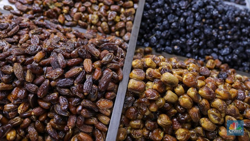 Pembeli memilih buah kurma yang dijual pada salah satu toko di kawasan Pasar Tanah Abang, Jakarta, Rabu (13/3/2024). (CNBC Indonesia/Faisal Rahman)