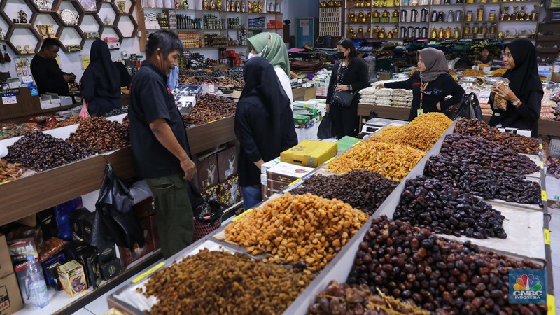 Pembeli memilih buah kurma yang dijual pada salah satu toko di kawasan Pasar Tanah Abang, Jakarta, Rabu (13/3/2024). Pembeli memilih buah kurma yang dijual pada salah satu toko di kawasan Pasar Tanah Abang, Jakarta, Rabu (13/3/2024). (CNBC Indonesia/Faisal Rahman)