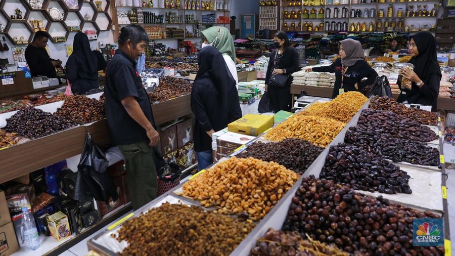 Pembeli memilih buah kurma yang dijual pada salah satu toko di kawasan Pasar Tanah Abang, Jakarta, Rabu (13/3/2024). (CNBC Indonesia/Faisal Rahman)