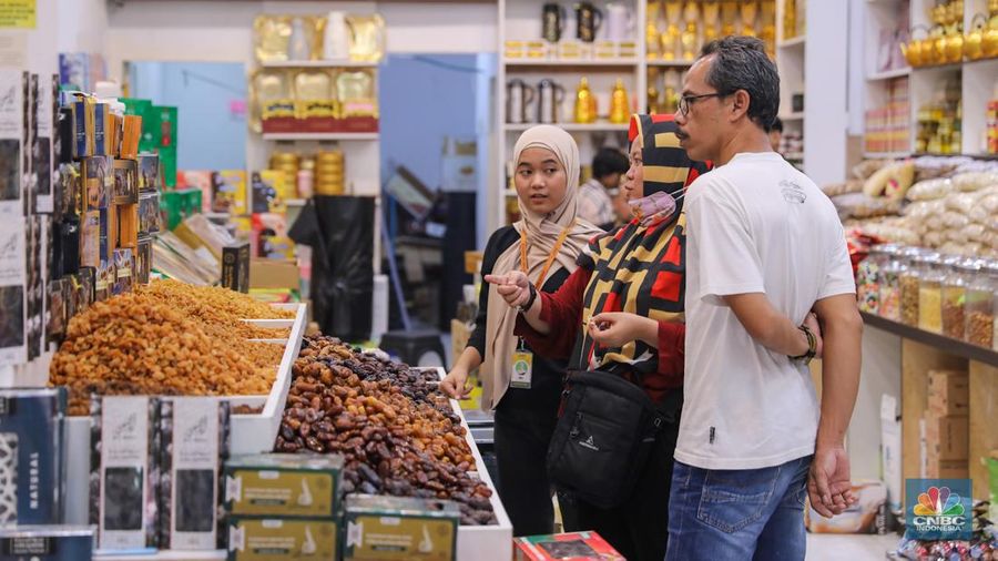 Pembeli memilih buah kurma yang dijual pada salah satu toko di kawasan Pasar Tanah Abang, Jakarta, Rabu (13/3/2024). (CNBC Indonesia/Faisal Rahman)