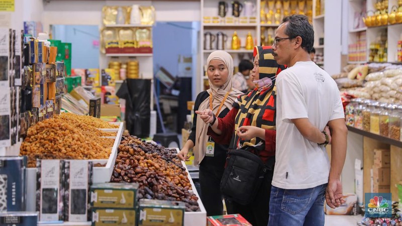 Pembeli memilih buah kurma yang dijual pada salah satu toko di kawasan Pasar Tanah Abang, Jakarta, Rabu (13/3/2024). (CNBC Indonesia/Faisal Rahman)