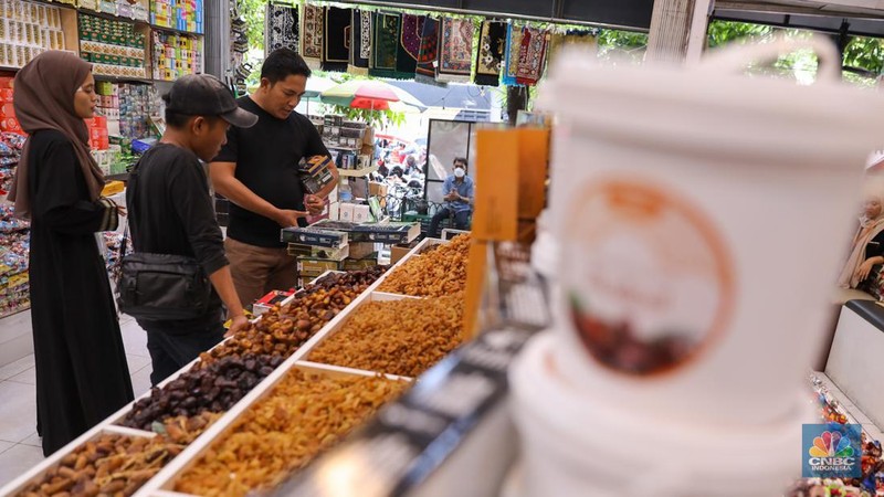 Pembeli memilih buah kurma yang dijual pada salah satu toko di kawasan Pasar Tanah Abang, Jakarta, Rabu (13/3/2024). (CNBC Indonesia/Faisal Rahman)