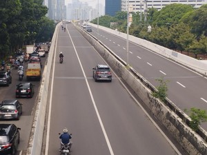 Lalin Casablanca-Kuningan Macet Pagi Ini, Pemotor Nekat Naik JLNT