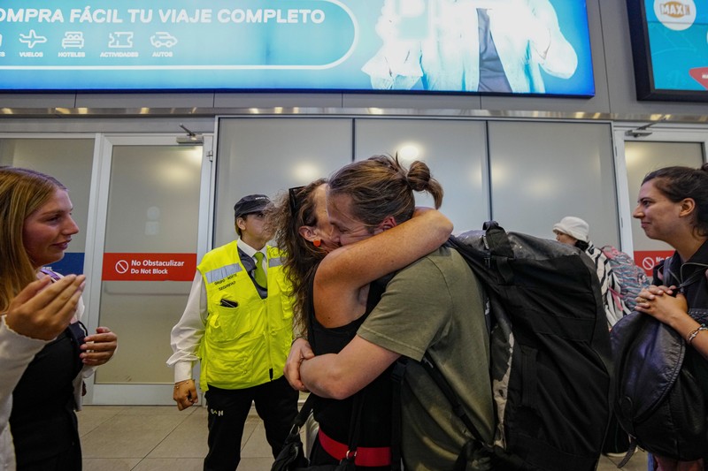 Pesawat LATAM Airlines Boeing 787 Dreamliner yang tiba-tiba kehilangan ketinggian di tengah penerbangan sehari sebelumnya, jatuh dengan hebat dan melukai puluhan penumpang yang ketakutan, terlihat di landasan Bandara Internasional Auckland di Auckland pada 12 Maret 2024. (Photo by BRETT PHIBBS / AFP)