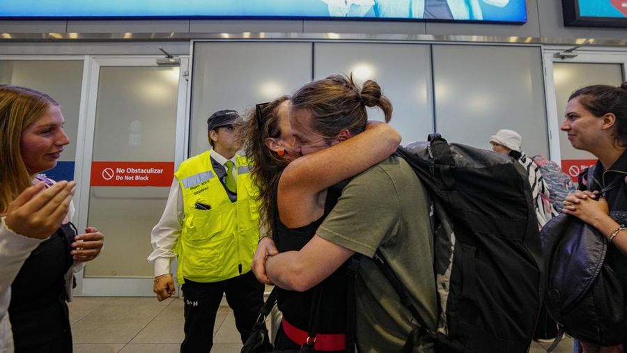 Pesawat LATAM Airlines Boeing 787 Dreamliner yang tiba-tiba kehilangan ketinggian di tengah penerbangan sehari sebelumnya, jatuh dengan hebat dan melukai puluhan penumpang yang ketakutan, terlihat di landasan Bandara Internasional Auckland di Auckland pada 12 Maret 2024. (Photo by BRETT PHIBBS / AFP)
