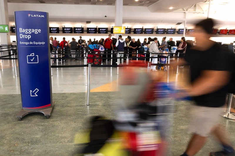 Pesawat LATAM Airlines Boeing 787 Dreamliner yang tiba-tiba kehilangan ketinggian di tengah penerbangan sehari sebelumnya, jatuh dengan hebat dan melukai puluhan penumpang yang ketakutan, terlihat di landasan Bandara Internasional Auckland di Auckland pada 12 Maret 2024. Pesawat LATAM Airlines Boeing 787 Dreamliner yang tiba-tiba kehilangan ketinggian di tengah penerbangan sehari sebelumnya, jatuh dengan hebat dan melukai puluhan penumpang yang ketakutan, terlihat di landasan Bandara Internasional Auckland di Auckland pada 12 Maret 2024. (Photo by BRETT PHIBBS / AFP)