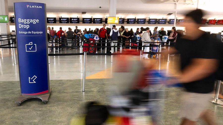 Penumpang mengantri di konter check-in LATAM Airlines di Bandara Internasional Auckland di Auckland pada 12 Maret 2024, sehari setelah pesawat LATAM buatan Boeing menuju Selandia Baru tiba-tiba kehilangan ketinggian di tengah penerbangan, jatuh dengan keras dan melukai puluhan orang. wisatawan yang ketakutan. Penumpang mengantri di konter check-in LATAM Airlines di Bandara Internasional Auckland di Auckland pada 12 Maret 2024, sehari setelah pesawat LATAM buatan Boeing menuju Selandia Baru tiba-tiba kehilangan ketinggian di tengah penerbangan, jatuh dengan keras dan melukai puluhan orang. wisatawan yang ketakutan. (Photo by BRETT PHIBBS / AFP)