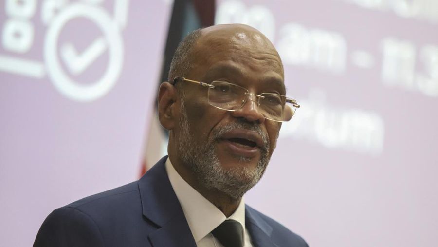 Warga membakar di sepanjang jalan setelah Perdana Menteri Haiti Ariel Henry berjanji untuk mundur setelah berbulan-bulan meningkatnya kekerasan geng, di Port-au-Prince, Haiti 12 Maret 2024. (Photo by Clarens SIFFROY / AFP)