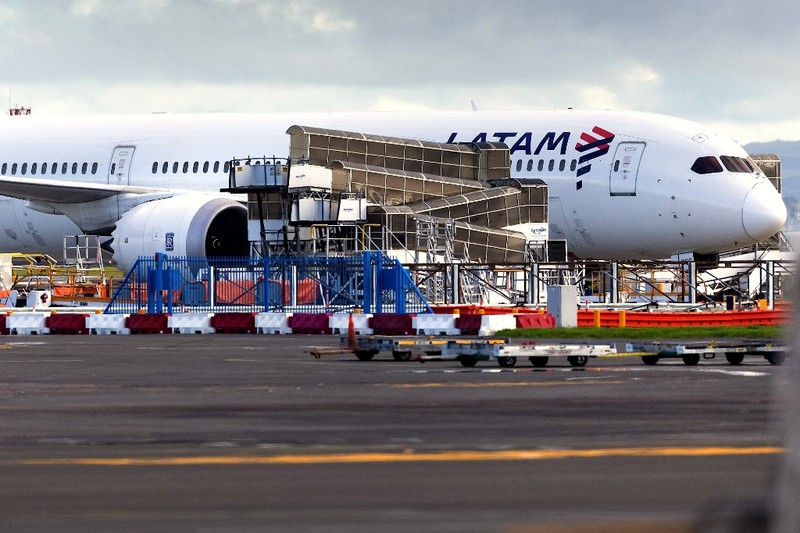 Pesawat LATAM Airlines Boeing 787 Dreamliner yang tiba-tiba kehilangan ketinggian di tengah penerbangan sehari sebelumnya, jatuh dengan hebat dan melukai puluhan penumpang yang ketakutan, terlihat di landasan Bandara Internasional Auckland di Auckland pada 12 Maret 2024. (Photo by BRETT PHIBBS / AFP)