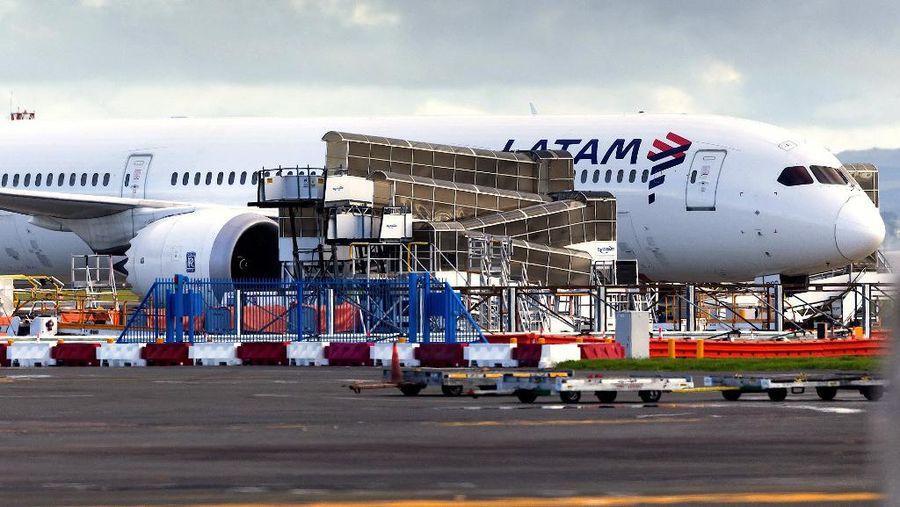 Pesawat LATAM Airlines Boeing 787 Dreamliner yang tiba-tiba kehilangan ketinggian di tengah penerbangan sehari sebelumnya, jatuh dengan hebat dan melukai puluhan penumpang yang ketakutan, terlihat di landasan Bandara Internasional Auckland di Auckland pada 12 Maret 2024. (Photo by BRETT PHIBBS / AFP)