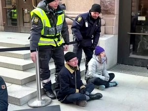Aktivis Greta Thunberg 2 Hari Blokir Parlemen Swedia hingga Digiring Polisi