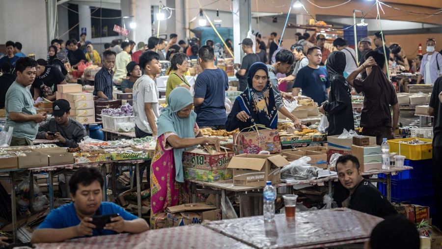 Warga memilih kue di Sentra Kue Subuh, Pasar Senen, Jakarta, Rabu (13/3/2024). Pasar kue subuh yang beroperasi sejak 1960 itu menjadi salah satu lokasi berburu beragam jenis kue basah dan kering yang dijual mulai harga Rp1.000 hingga Rp150.000 per kuenya saat menjelang sahur di bulan Ramadhan. ANTARA FOTO/Bayu Pratama S/rwa.