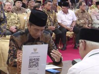 Jokowi, Ma'ruf Amin & Menteri Bayar Zakat Pakai QRIS di Istana