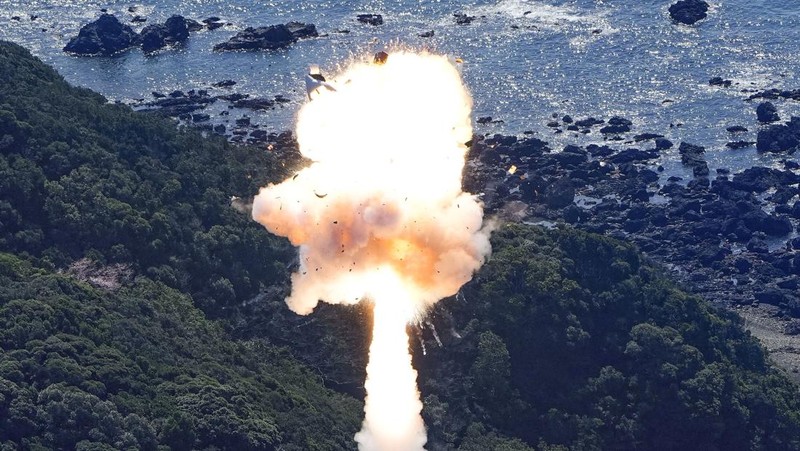 Roket Kairos kecil berbahan bakar padat milik Space One Jepang meledak tak lama setelah diluncurkan pada Rabu (13/3/2024). (via REUTERS/KYODO)