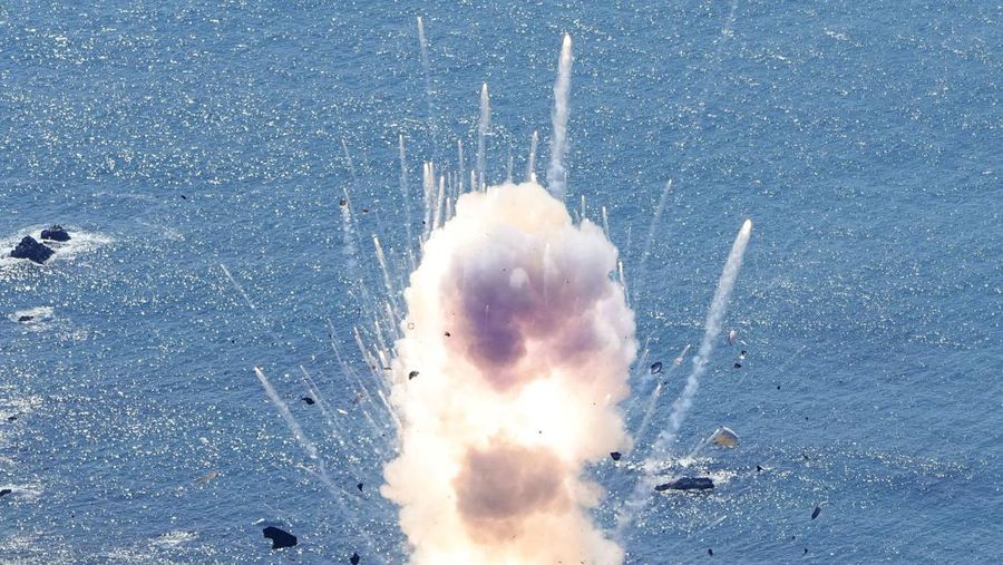 Roket Kairos kecil berbahan bakar padat milik Space One Jepang meledak tak lama setelah diluncurkan pada Rabu (13/3/2024). (via REUTERS/KYODO)