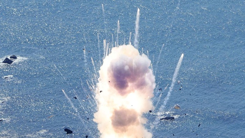 Roket Kairos kecil berbahan bakar padat milik Space One Jepang meledak tak lama setelah diluncurkan pada Rabu (13/3/2024). (via REUTERS/KYODO)