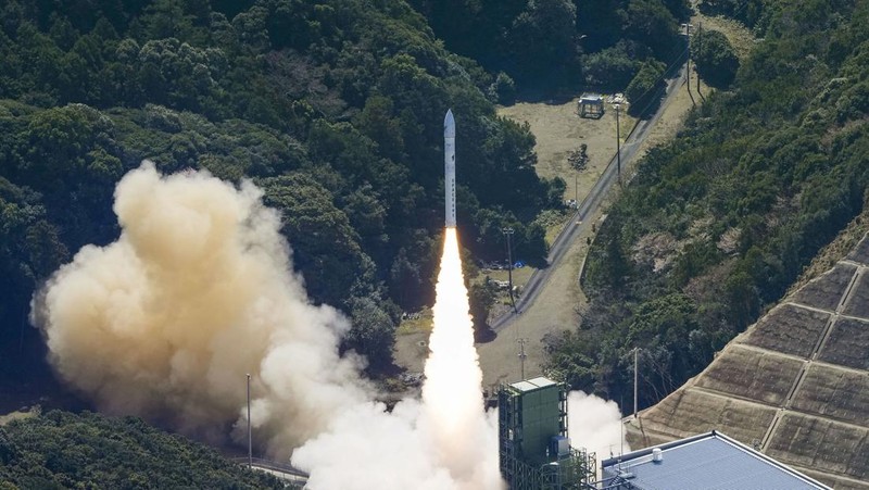 Roket Kairos kecil berbahan bakar padat milik Space One Jepang meledak tak lama setelah diluncurkan pada Rabu (13/3/2024). (via REUTERS/KYODO)