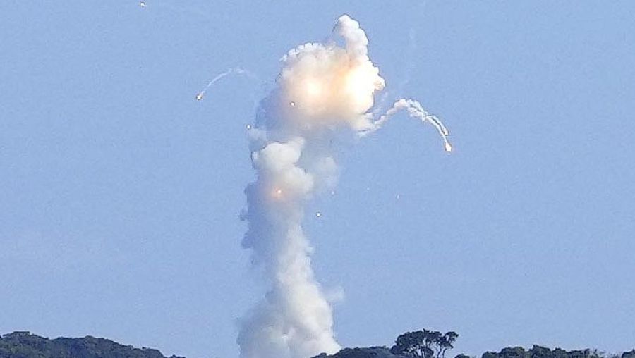 Roket Kairos kecil berbahan bakar padat milik Space One Jepang meledak tak lama setelah diluncurkan pada Rabu (13/3/2024). (via REUTERS/KYODO)