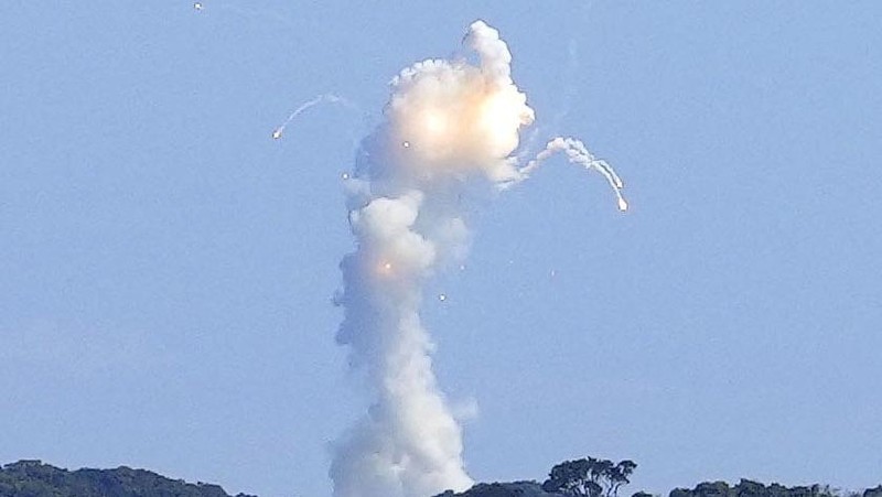 Roket Kairos kecil berbahan bakar padat milik Space One Jepang meledak tak lama setelah diluncurkan pada Rabu (13/3/2024). (via REUTERS/KYODO)