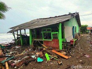 Pemkab Sukabumi Tidak Akan Perbaiki Rumah-Warung Korban Rob