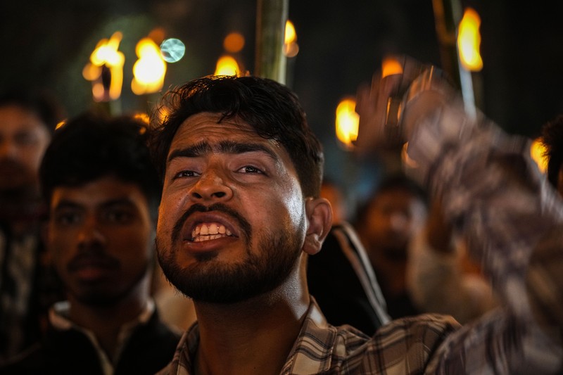 Seluruh anggota Serikat Mahasiswa Assam (AASU) melakukan prosesi obor untuk memprotes Undang-Undang Amandemen Kewarganegaraan (CAA) di Guwahati, India, Selasa, 12 Maret 2024. Seluruh anggota Serikat Mahasiswa Assam (AASU) melakukan prosesi obor untuk memprotes Undang-Undang Amandemen Kewarganegaraan (CAA) di Guwahati, India, Selasa, 12 Maret 2024. (AP Photo/Anupam Nath)