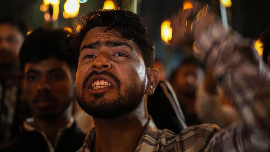 Seluruh anggota Serikat Mahasiswa Assam (AASU) melakukan prosesi obor untuk memprotes Undang-Undang Amandemen Kewarganegaraan (CAA) di Guwahati, India, Selasa, 12 Maret 2024. (AP Photo/Anupam Nath)