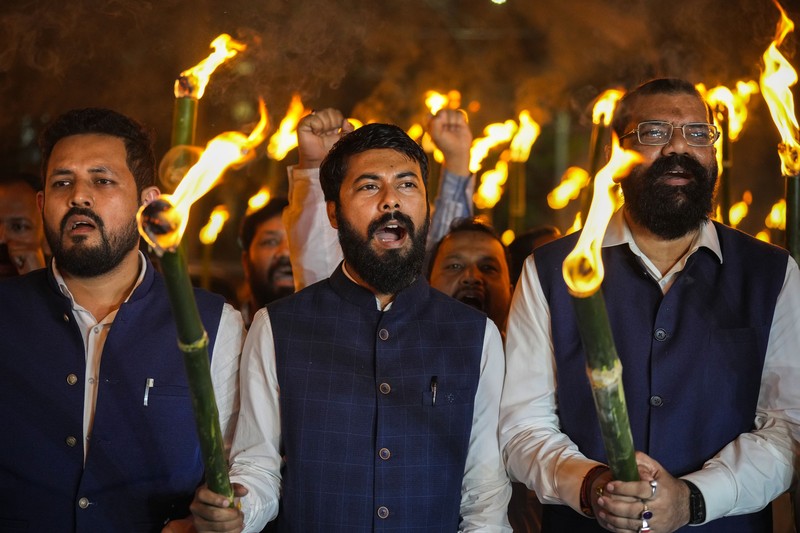 Seluruh anggota Serikat Mahasiswa Assam (AASU) melakukan prosesi obor untuk memprotes Undang-Undang Amandemen Kewarganegaraan (CAA) di Guwahati, India, Selasa, 12 Maret 2024. (AP Photo/Anupam Nath)