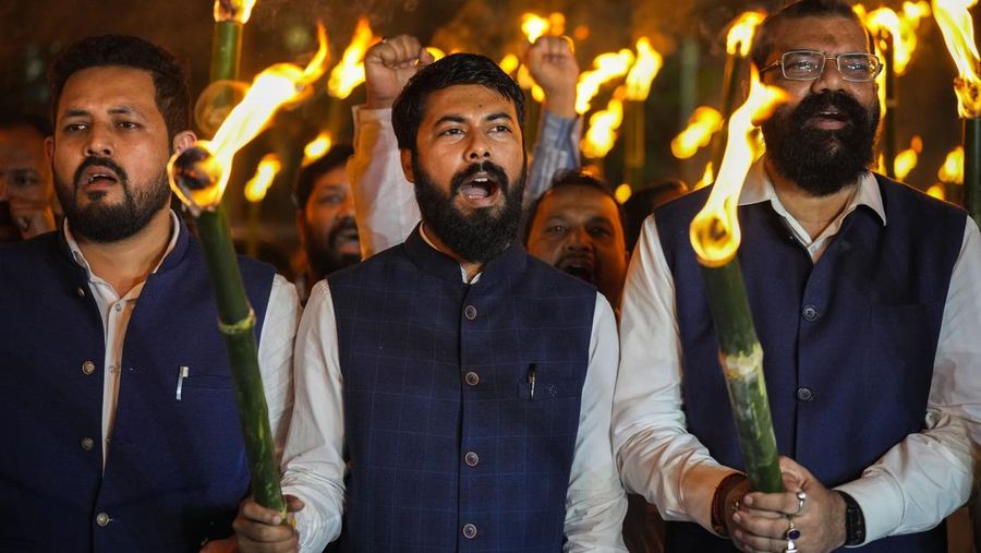 Seluruh anggota Serikat Mahasiswa Assam (AASU) melakukan prosesi obor untuk memprotes Undang-Undang Amandemen Kewarganegaraan (CAA) di Guwahati, India, Selasa, 12 Maret 2024. (AP Photo/Anupam Nath)
