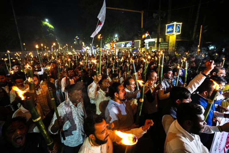 Seluruh anggota Serikat Mahasiswa Assam (AASU) melakukan prosesi obor untuk memprotes Undang-Undang Amandemen Kewarganegaraan (CAA) di Guwahati, India, Selasa, 12 Maret 2024. Seluruh anggota Serikat Mahasiswa Assam (AASU) melakukan prosesi obor untuk memprotes Undang-Undang Amandemen Kewarganegaraan (CAA) di Guwahati, India, Selasa, 12 Maret 2024. (AP Photo/Anupam Nath)