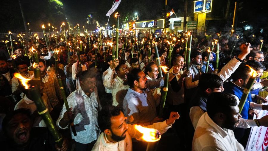 Seluruh anggota Serikat Mahasiswa Assam (AASU) melakukan prosesi obor untuk memprotes Undang-Undang Amandemen Kewarganegaraan (CAA) di Guwahati, India, Selasa, 12 Maret 2024. (AP Photo/Anupam Nath)
