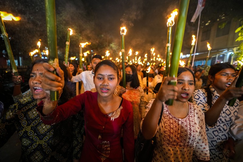 Seluruh anggota Serikat Mahasiswa Assam (AASU) melakukan prosesi obor untuk memprotes Undang-Undang Amandemen Kewarganegaraan (CAA) di Guwahati, India, Selasa, 12 Maret 2024. Seluruh anggota Serikat Mahasiswa Assam (AASU) melakukan prosesi obor untuk memprotes Undang-Undang Amandemen Kewarganegaraan (CAA) di Guwahati, India, Selasa, 12 Maret 2024. (AP Photo/Anupam Nath)