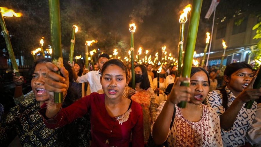 Seluruh anggota Serikat Mahasiswa Assam (AASU) melakukan prosesi obor untuk memprotes Undang-Undang Amandemen Kewarganegaraan (CAA) di Guwahati, India, Selasa, 12 Maret 2024. (AP Photo/Anupam Nath)