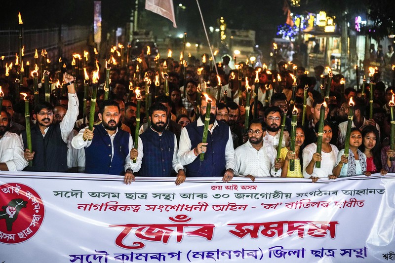 Seluruh anggota Serikat Mahasiswa Assam (AASU) melakukan prosesi obor untuk memprotes Undang-Undang Amandemen Kewarganegaraan (CAA) di Guwahati, India, Selasa, 12 Maret 2024. Seluruh anggota Serikat Mahasiswa Assam (AASU) melakukan prosesi obor untuk memprotes Undang-Undang Amandemen Kewarganegaraan (CAA) di Guwahati, India, Selasa, 12 Maret 2024. (AP Photo/Anupam Nath)