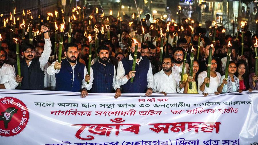 Seluruh anggota Serikat Mahasiswa Assam (AASU) melakukan prosesi obor untuk memprotes Undang-Undang Amandemen Kewarganegaraan (CAA) di Guwahati, India, Selasa, 12 Maret 2024. (AP Photo/Anupam Nath)
