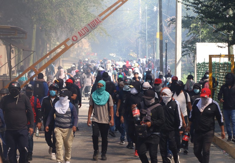 Siswa dari Sekolah Pelatihan Guru Ayotzinapa melakukan protes di luar Kantor Kejaksaan Agung (FGE) di negara bagian Guerrero, setelah Presiden Andres Manuel Lopez Obrador memberi tahu bahwa agen polisi yang diduga membunuh rekan siswa tersebut minggu lalu melarikan diri dari penahanannya, di Chilpancingo, Meksiko Maret 12 Agustus 2024. Siswa dari Sekolah Pelatihan Guru Ayotzinapa melakukan protes di luar Kantor Kejaksaan Agung (FGE) di negara bagian Guerrero, setelah Presiden Andres Manuel Lopez Obrador memberi tahu bahwa agen polisi yang diduga membunuh rekan siswa tersebut minggu lalu melarikan diri dari penahanannya, di Chilpancingo, Meksiko Maret 12 Agustus 2024. (REUTERS/Oscar Guerrero)