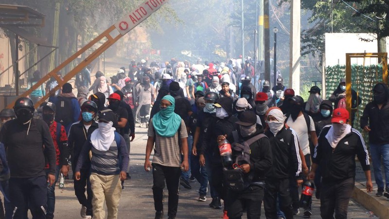Siswa dari Sekolah Pelatihan Guru Ayotzinapa melakukan protes di luar Kantor Kejaksaan Agung (FGE) di negara bagian Guerrero, setelah Presiden Andres Manuel Lopez Obrador memberi tahu bahwa agen polisi yang diduga membunuh rekan siswa tersebut minggu lalu melarikan diri dari penahanannya, di Chilpancingo, Meksiko Maret 12 Agustus 2024. (REUTERS/Oscar Guerrero)