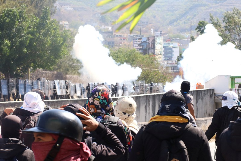 Siswa dari Sekolah Pelatihan Guru Ayotzinapa melakukan protes di luar Kantor Kejaksaan Agung (FGE) di negara bagian Guerrero, setelah Presiden Andres Manuel Lopez Obrador memberi tahu bahwa agen polisi yang diduga membunuh rekan siswa tersebut minggu lalu melarikan diri dari penahanannya, di Chilpancingo, Meksiko Maret 12 Agustus 2024. Siswa dari Sekolah Pelatihan Guru Ayotzinapa melakukan protes di luar Kantor Kejaksaan Agung (FGE) di negara bagian Guerrero, setelah Presiden Andres Manuel Lopez Obrador memberi tahu bahwa agen polisi yang diduga membunuh rekan siswa tersebut minggu lalu melarikan diri dari penahanannya, di Chilpancingo, Meksiko Maret 12 Agustus 2024. (REUTERS/Oscar Guerrero)