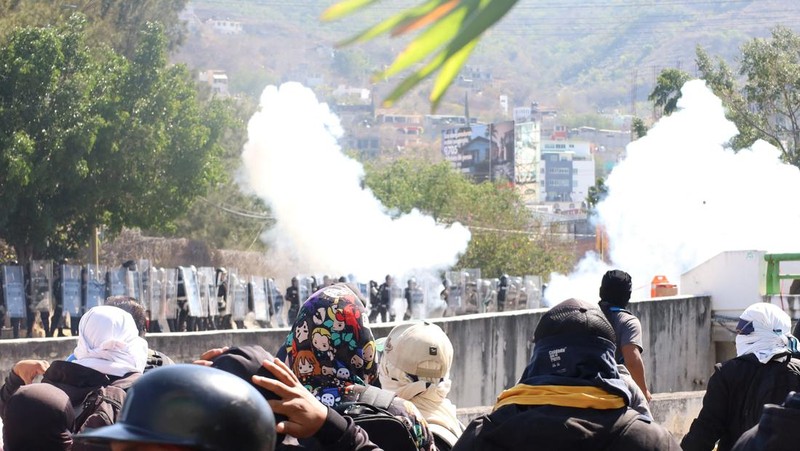 Siswa dari Sekolah Pelatihan Guru Ayotzinapa melakukan protes di luar Kantor Kejaksaan Agung (FGE) di negara bagian Guerrero, setelah Presiden Andres Manuel Lopez Obrador memberi tahu bahwa agen polisi yang diduga membunuh rekan siswa tersebut minggu lalu melarikan diri dari penahanannya, di Chilpancingo, Meksiko Maret 12 Agustus 2024. (REUTERS/Oscar Guerrero)
