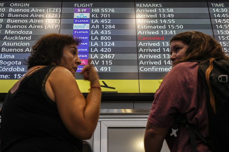 Pesawat LATAM Airlines Boeing 787 Dreamliner yang tiba-tiba kehilangan ketinggian di tengah penerbangan sehari sebelumnya, jatuh dengan hebat dan melukai puluhan penumpang yang ketakutan, terlihat di landasan Bandara Internasional Auckland di Auckland pada 12 Maret 2024. Pesawat LATAM Airlines Boeing 787 Dreamliner yang tiba-tiba kehilangan ketinggian di tengah penerbangan sehari sebelumnya, jatuh dengan hebat dan melukai puluhan penumpang yang ketakutan, terlihat di landasan Bandara Internasional Auckland di Auckland pada 12 Maret 2024. (Photo by BRETT PHIBBS / AFP)