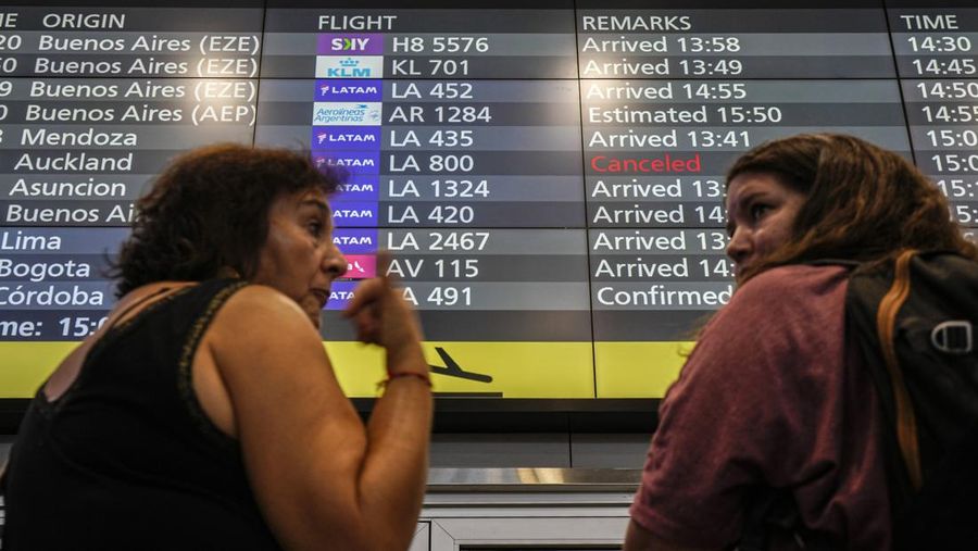 Tampilan digital dengan waktu kedatangan, mencantumkan penerbangan LATAM Airlines LA800 dibatalkan di bandara internasional di Santiago, Chili, Selasa, 12 Maret 2024. Setidaknya 50 orang terluka pada hari Senin oleh apa yang oleh para pejabat digambarkan sebagai “gerakan kuat” di Chili pesawat perjalanan dari Sydney ke Auckland, Selandia Baru. (AP Photo/Esteban Felix)