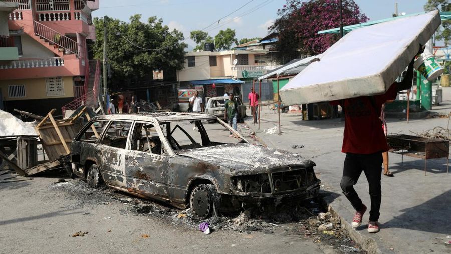 Warga membakar di sepanjang jalan setelah Perdana Menteri Haiti Ariel Henry berjanji untuk mundur setelah berbulan-bulan meningkatnya kekerasan geng, di Port-au-Prince, Haiti 12 Maret 2024. (Photo by Clarens SIFFROY / AFP)