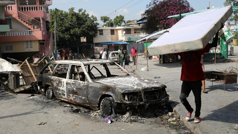 Warga membakar di sepanjang jalan setelah Perdana Menteri Haiti Ariel Henry berjanji untuk mundur setelah berbulan-bulan meningkatnya kekerasan geng, di Port-au-Prince, Haiti 12 Maret 2024. (Photo by Clarens SIFFROY / AFP)