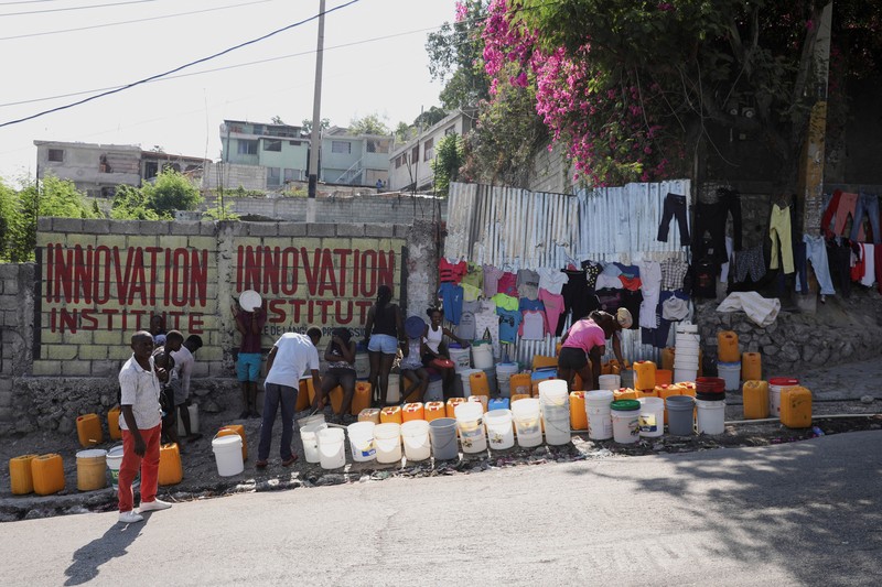 Warga membakar di sepanjang jalan setelah Perdana Menteri Haiti Ariel Henry berjanji untuk mundur setelah berbulan-bulan meningkatnya kekerasan geng, di Port-au-Prince, Haiti 12 Maret 2024. (Photo by Clarens SIFFROY / AFP) Warga membakar di sepanjang jalan setelah Perdana Menteri Haiti Ariel Henry berjanji untuk mundur setelah berbulan-bulan meningkatnya kekerasan geng, di Port-au-Prince, Haiti 12 Maret 2024. (Photo by Clarens SIFFROY / AFP)