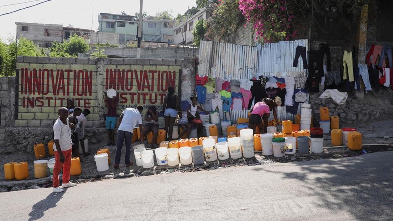 Warga membakar di sepanjang jalan setelah Perdana Menteri Haiti Ariel Henry berjanji untuk mundur setelah berbulan-bulan meningkatnya kekerasan geng, di Port-au-Prince, Haiti 12 Maret 2024. (Photo by Clarens SIFFROY / AFP)