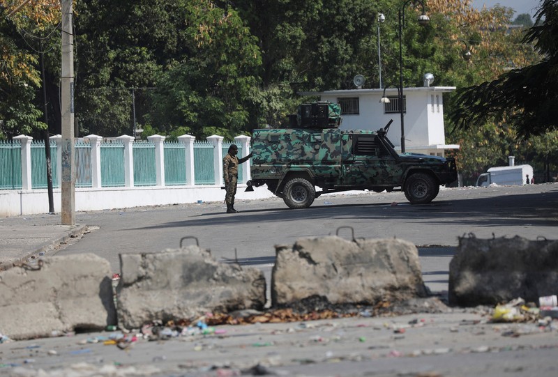 Warga membakar di sepanjang jalan setelah Perdana Menteri Haiti Ariel Henry berjanji untuk mundur setelah berbulan-bulan meningkatnya kekerasan geng, di Port-au-Prince, Haiti 12 Maret 2024. (Photo by Clarens SIFFROY / AFP) Warga membakar di sepanjang jalan setelah Perdana Menteri Haiti Ariel Henry berjanji untuk mundur setelah berbulan-bulan meningkatnya kekerasan geng, di Port-au-Prince, Haiti 12 Maret 2024. (Photo by Clarens SIFFROY / AFP)