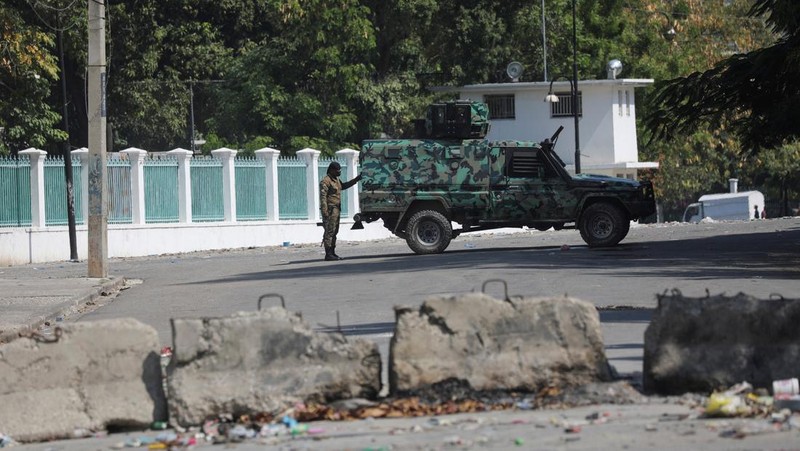 Warga membakar di sepanjang jalan setelah Perdana Menteri Haiti Ariel Henry berjanji untuk mundur setelah berbulan-bulan meningkatnya kekerasan geng, di Port-au-Prince, Haiti 12 Maret 2024. (Photo by Clarens SIFFROY / AFP)