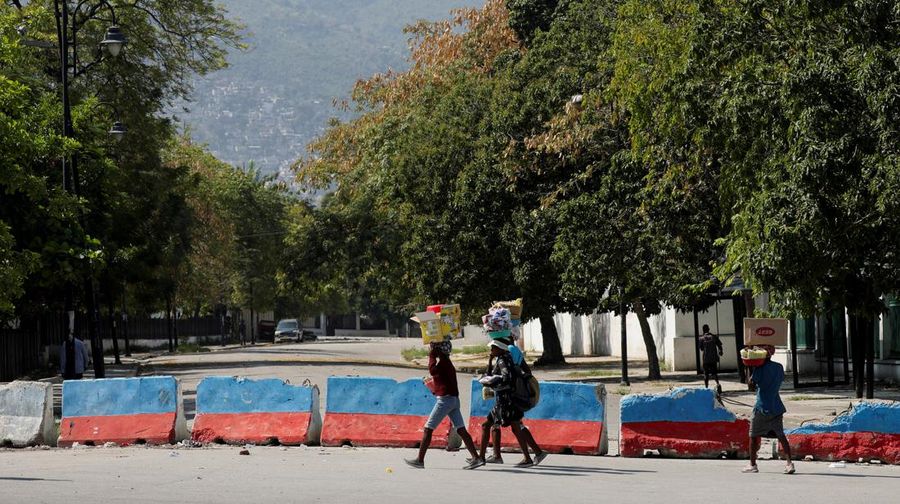 Warga Haiti berkumpul di sepanjang jalan setelah Perdana Menteri Haiti Ariel Henry berjanji untuk mundur setelah berbulan-bulan meningkatnya kekerasan geng, di Port-au-Prince, Haiti 12 Maret 2024. (REUTERS/Ralph Tedy Erol)