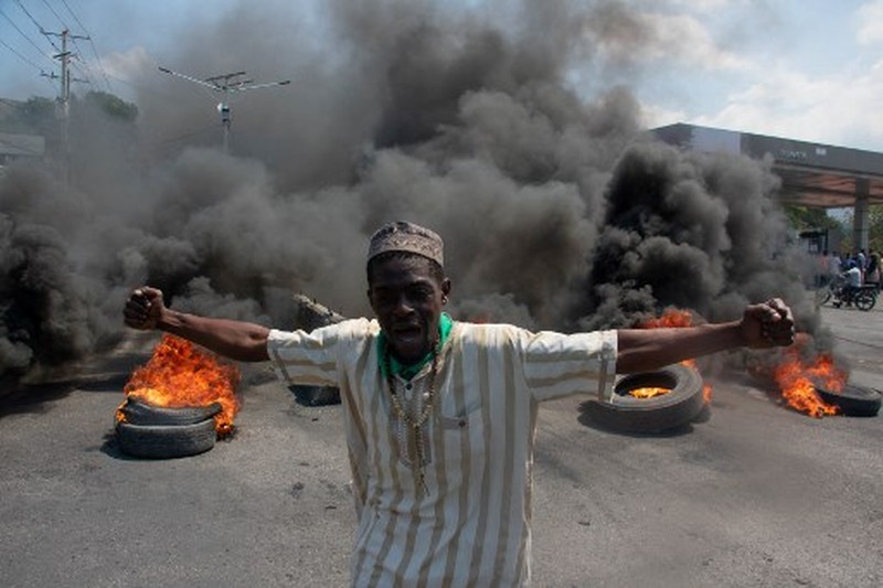 Warga membakar di sepanjang jalan setelah Perdana Menteri Haiti Ariel Henry berjanji untuk mundur setelah berbulan-bulan meningkatnya kekerasan geng, di Port-au-Prince, Haiti 12 Maret 2024. (Photo by Clarens SIFFROY / AFP) Warga membakar di sepanjang jalan setelah Perdana Menteri Haiti Ariel Henry berjanji untuk mundur setelah berbulan-bulan meningkatnya kekerasan geng, di Port-au-Prince, Haiti 12 Maret 2024. (Photo by Clarens SIFFROY / AFP)