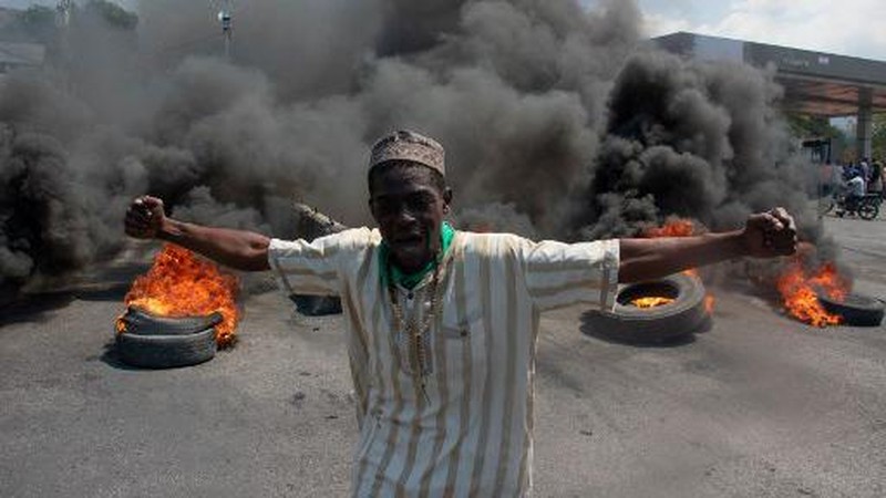 Warga membakar di sepanjang jalan setelah Perdana Menteri Haiti Ariel Henry berjanji untuk mundur setelah berbulan-bulan meningkatnya kekerasan geng, di Port-au-Prince, Haiti 12 Maret 2024. (Photo by Clarens SIFFROY / AFP)
